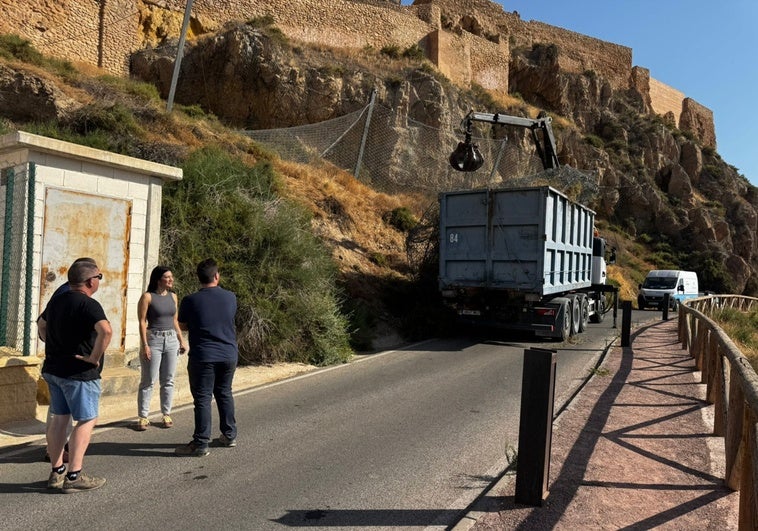 La ladera suroeste del castillo de Lorca se prepara para la apertura de un nuevo acceso